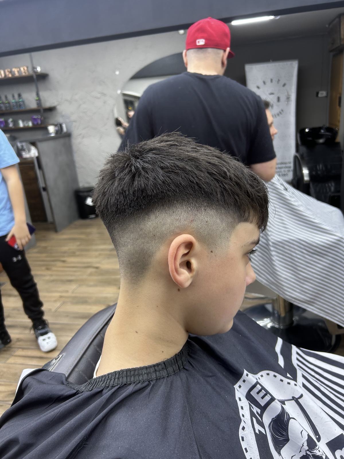 Skin fade proaspăt făcut, văzut din spate